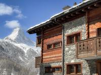 采尔马特高山天堂酒店的一座有雪覆盖的山的建筑