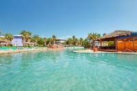 PortAventura Hotel Roulette - Includes unlimited access to PortAventura Park & 1 access to Ferrari Land内部或周边的泳池
