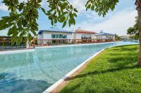 PortAventura Hotel Roulette - Includes unlimited access to PortAventura Park & 1 access to Ferrari Land内部或周边的泳池
