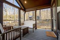 加特林堡Tiny home Fire Pit Fishing Pond BBQ Sage Cabin的一个带长凳和桌子的屏蔽门廊