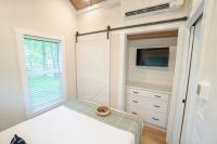 Tiny home Fire Pit Fishing Pond BBQ Sage Cabin客房内的一张或多张床位