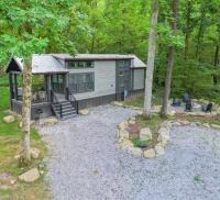 Tiny home Fire Pit Fishing Pond BBQ Sage Cabin外面的花园
