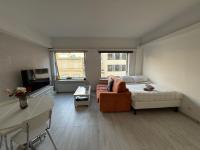 Lovely condo next to European Area的电视和/或娱乐中心