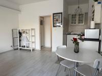 Lovely condo next to European Area的厨房或小厨房