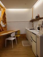 庆州Hanok stay Mokhyang的厨房配有柜台、桌子和椅子