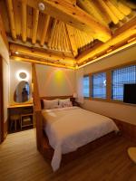 庆州Hanok stay Mokhyang的卧室里有一张大床，配有木质天花板