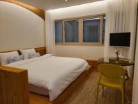 庆州Hanok stay Mokhyang的一间卧室，配有一张床、一张桌子和一台电视机