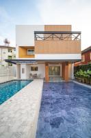 清迈Baan San sook Pool Villa at Nimman的一栋楼前有游泳池的房子