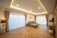 清迈Baan San sook Pool Villa at Nimman的带沙发和大窗户的客厅