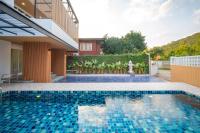 Baan San sook Pool Villa at Nimman内部或周边的泳池