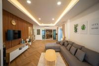 清迈Baan San sook Pool Villa at Nimman的带沙发和电视的客厅