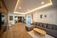 清迈Baan San sook Pool Villa at Nimman的带沙发和桌子的客厅