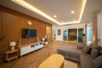 清迈Baan San sook Pool Villa at Nimman的配有沙发和平板电视的客厅