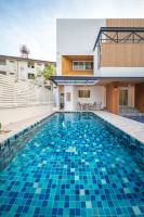 Baan San sook Pool Villa at Nimman内部或周边的泳池