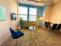 Modern 2BR in South Loop Near Soldier Field, Grant Park, Downtown, &amp; Lakefront Trail的休息区