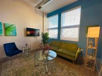 Modern 2BR in South Loop Near Soldier Field, Grant Park, Downtown, &amp; Lakefront Trail的电视和&#47;或娱乐中心