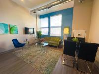 Modern 2BR in South Loop Near Soldier Field, Grant Park, Downtown, &amp; Lakefront Trail的电视和&#47;或娱乐中心