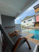 Lanta Corsica Hotel内部或周边的泳池