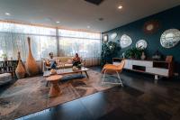 艾克斯莱班Les Loges du Park的两人坐在客厅的沙发上