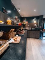 艾克斯莱班Les Loges du Park的快餐店,提供面包和其他食物