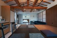 江陵市Gangneung Jeodong Hanok Pension newly built的一间带一张床的客厅和一间带厨房的房间