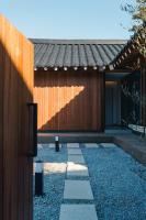 江陵市Gangneung Jeodong Hanok Pension newly built的一座带木栅栏和人行道的房子