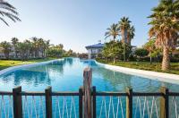 PortAventura Hotel Roulette - Includes unlimited access to PortAventura Park & 1 access to Ferrari Land内部或周边的泳池