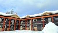 雷夫尔斯托克高山套房酒店的公寓大楼地面上积雪