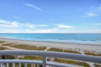 默特尔比奇The 7th Heaven in Myrtle Beach的以及享有海滩景致的阳台。