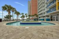 默特尔比奇The 7th Heaven in Myrtle Beach的公寓楼前的游泳池