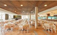 PortAventura Hotel Roulette - Includes unlimited access to PortAventura Park & 1 access to Ferrari Land餐厅或其他用餐的地方