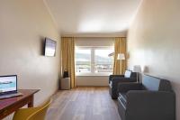 B&B Hotel Affi - Lago di Garda的电视和/或娱乐中心