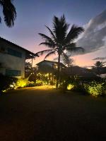 帕拉蒂Villa Tiê Paraty的夜晚在房子前面的棕榈树