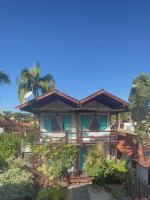帕拉蒂Villa Tiê Paraty的一个带椅子和棕榈树的度假村