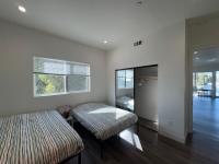 洛杉矶The Blue Hostel的客房设有两张床和窗户。