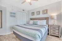 默特尔比奇Oceanfront Work From Here Central Location! 1157的一间带大床和吊扇的卧室