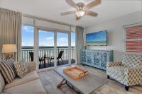 默特尔比奇Oceanfront Work From Here Central Location! 1157的带沙发和桌子的客厅