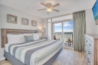 默特尔比奇Oceanfront Work From Here Central Location! 1157的一间带床和阳台的卧室