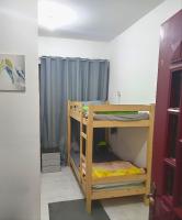 阿布扎比Abu Dhabi Bed Space的配有窗帘的客房内的双层床