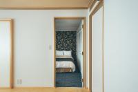 挂川大酒店客房内的一张或多张床位
