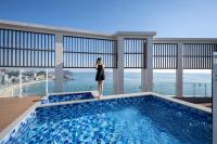Mer de laube Hotel内部或周边的泳池