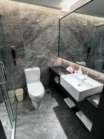 深圳丽都酒店(罗湖)的一间浴室