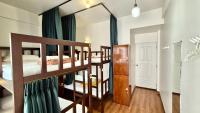 Les Fleurs Bangkok Hostel客房内的一张或多张床位