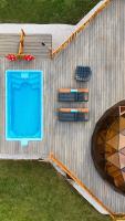 Al Marmoom Oasis Luxury Experiential Desert Domes内部或周边的泳池