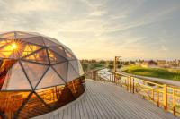 迪拜Al Marmoom Oasis Luxury Experiential Desert Domes的木板路上的圆顶建筑