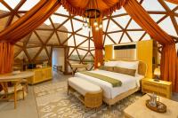 迪拜Al Marmoom Oasis Luxury Experiential Desert Domes的帐篷里有一张床的卧室