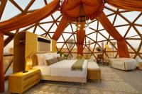 迪拜Al Marmoom Oasis Luxury Experiential Desert Domes的帐篷里有一张床的卧室