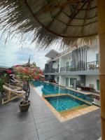 Lanta Corsica Hotel内部或周边的泳池