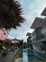 Lanta Corsica Hotel内部或周边的泳池