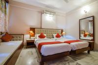 Hotel Raj Palace Udaipur客房内的一张或多张床位
